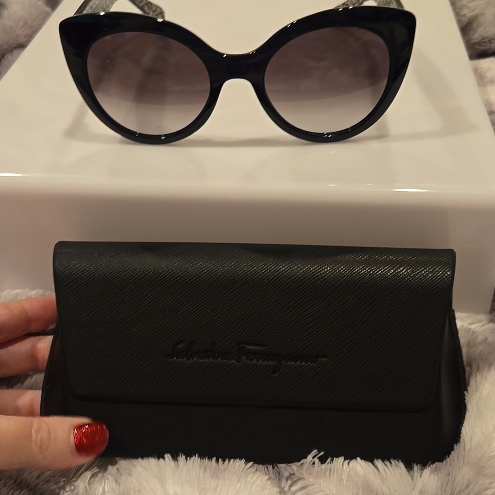 Salvatore Ferragamo Black Cat-Eye Sunglasses Brand New In Case - Picture 9 of 12